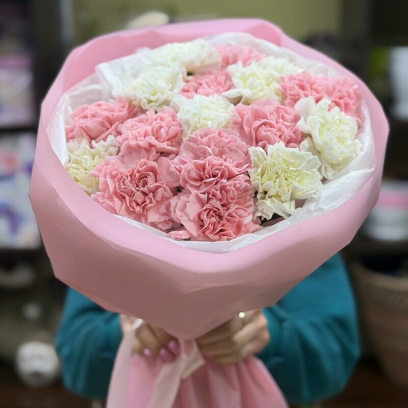 Нежный букет 19-ти диантусов (гвоздик) розовых и белых, стандартный