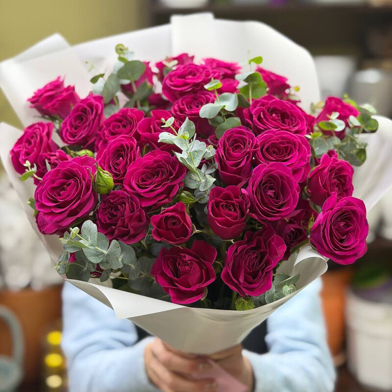 11 yarko rozovih roz s evkaliptom, standart