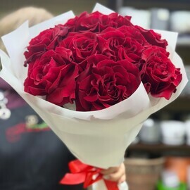 9 frantcuzskih krasnih roz