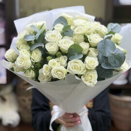 15 belih kustovih roz Snou Flejk s evkaliptom