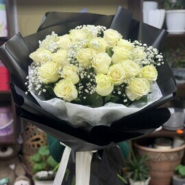 25 белых роз с гипсофилой