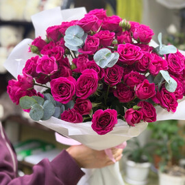 15 ярких кустовых роз с эвкалиптом