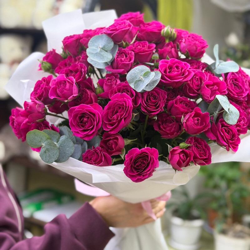 15 ярких кустовых роз с эвкалиптом, стандартный