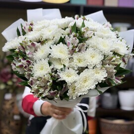 Нежный букет белая кустовая хризантема и альстромерия