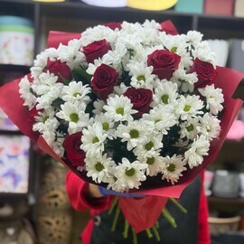 Buket iz roz eksplorer i hrizantem romashek