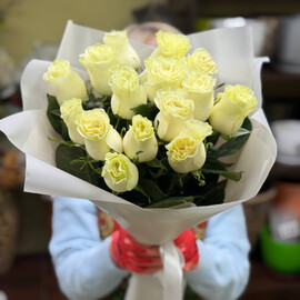 15 belih roz Mondial_ v matovoj plenke