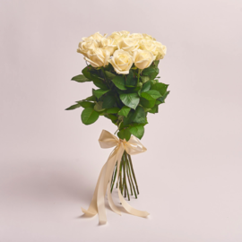 Охапка 15 белых роз под ленту арт. 35176