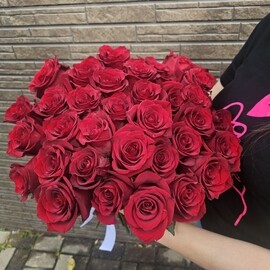 Охапка 33 красных розы под ленту арт. 35229
