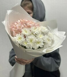 Duo-buket iz gortenzii i kustovoj beloj hrizantemi Altaj