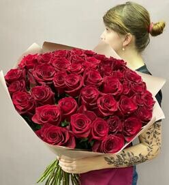 WOW 51 krasnaya roza v oformlenii