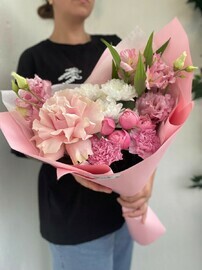 YArkij buket s frantcuzskoj rozoj, al_stromeriej, eustomoj i diantusami