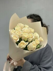 15 кенийских роз Шарман в оформлении