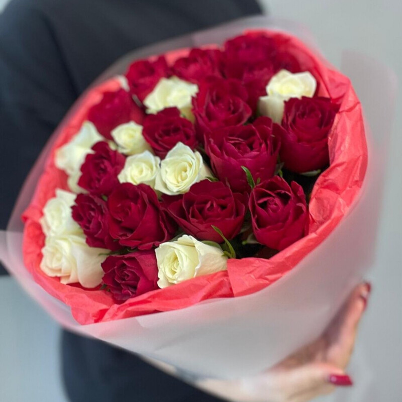 MONO buket iz krasnih i belih kenijskih roz, mono buket iz krasnih i belih kenijskih roz