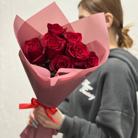 Buket iz 7 krasnih ekvadorskih roz v oformlenii