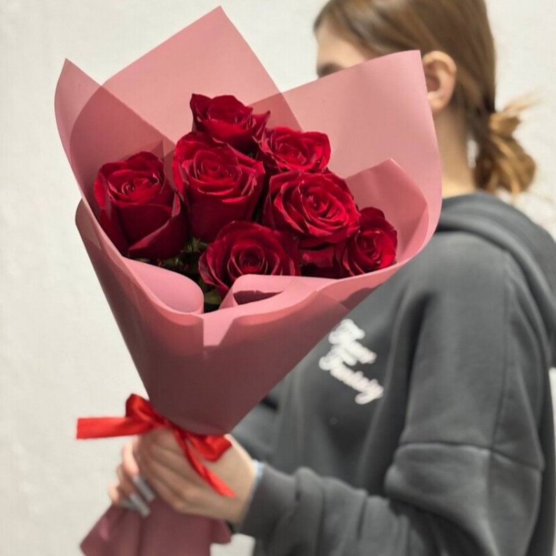 Buket iz 7 krasnih ekvadorskih roz v oformlenii, buket iz 7 krasnih ekvadorskih roz v oformlenii