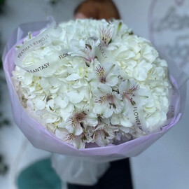 Roskoshnij belij buket iz gortenzii i al_stromerii