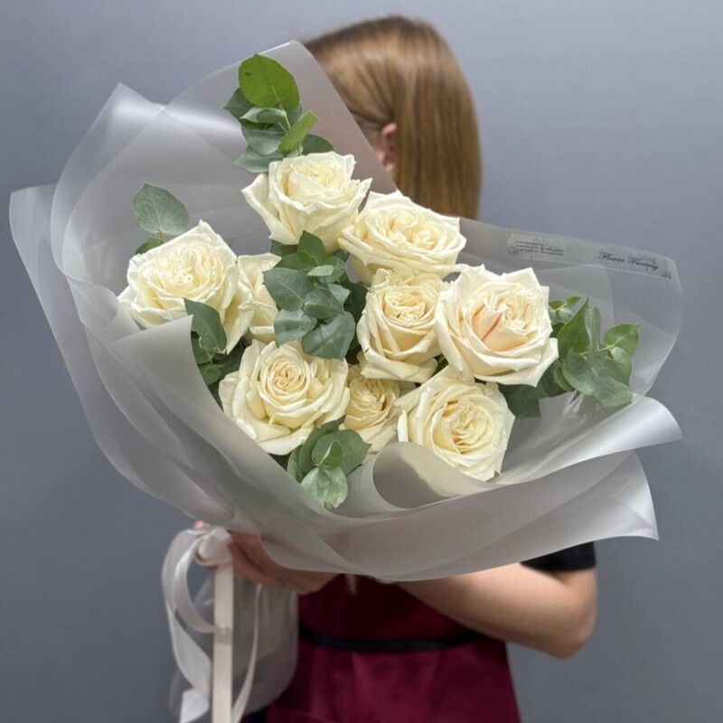 Buket iz 9 pionovidnih roz s evkaliptom, buket iz 9 pionovidnih roz s evkaliptom