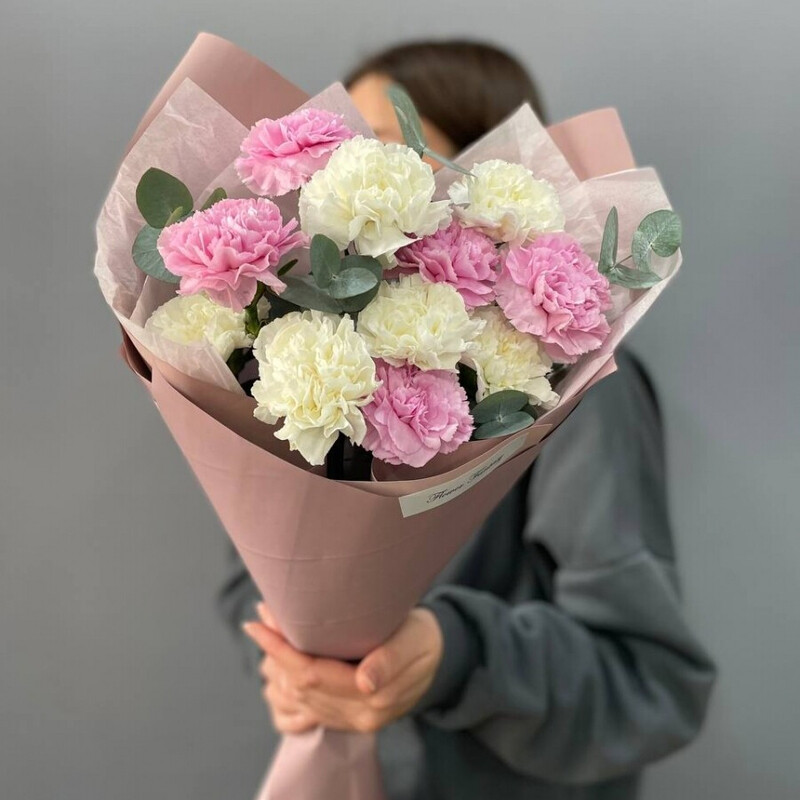 11 belo-rozovih diantusov s evkaliptom, 11 belo-rozovih diantusov s evkaliptom