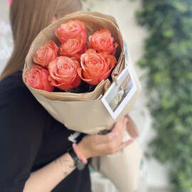 Buket iz 7 pionovidnih roz v oformlenii