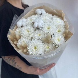 lij buket iz kustovoj hrizantemi, hlopka i suhotcvetov