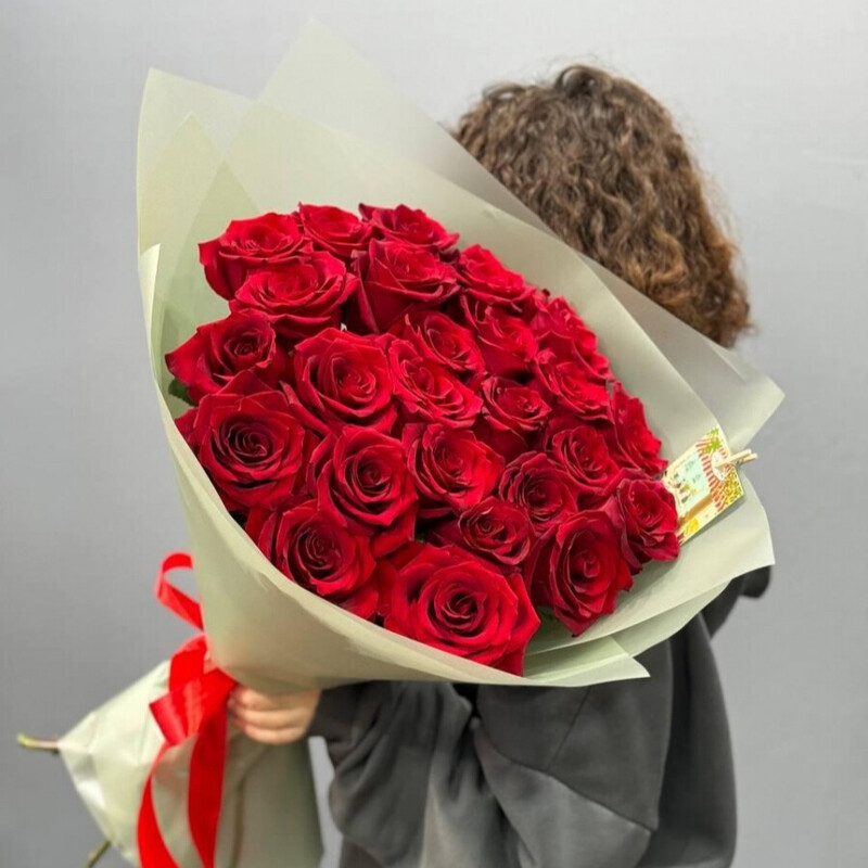 Buket iz 25 krasnih krupnih roz v oformlenii, buket iz 25 krasnih krupnih roz v oformlenii