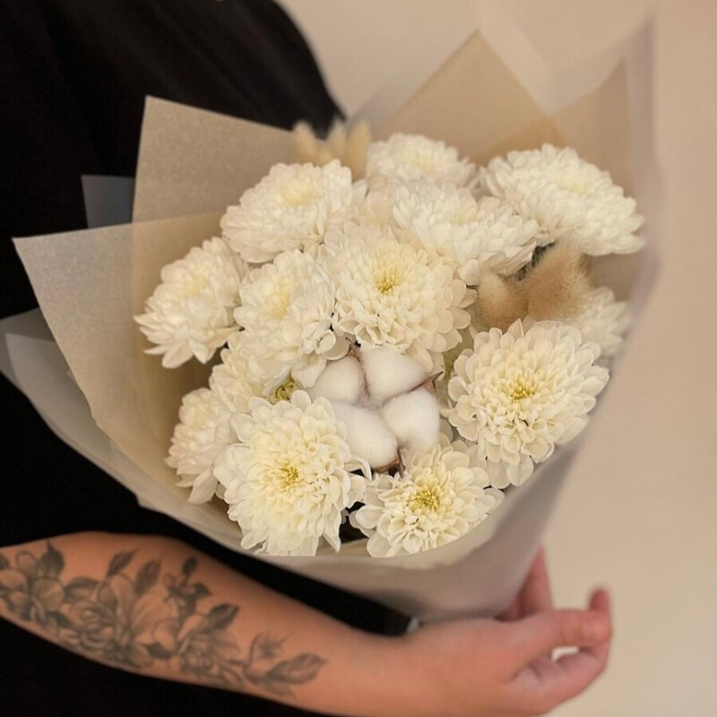 Букет из 3 белых хризантем с хлопком и сухоцветами, букет из 3 белых хризантем с хлопком и сухоцветами
