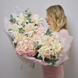 Avtorskij buket s frantcuzskimi pionovidnimi rozami i rozovoj gortenziej