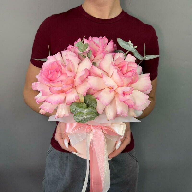 Французские розово белые розы в коробке , стандартный