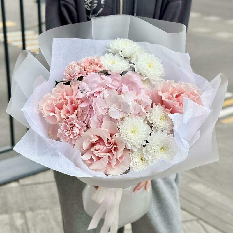 Букет с розовой гортензией и французскими розами, стандартный