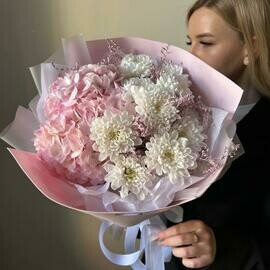 Buket s gortenziej i hrizantemami