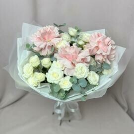 Нежный букет из пионовидных роз, французких роз и эвкалипта