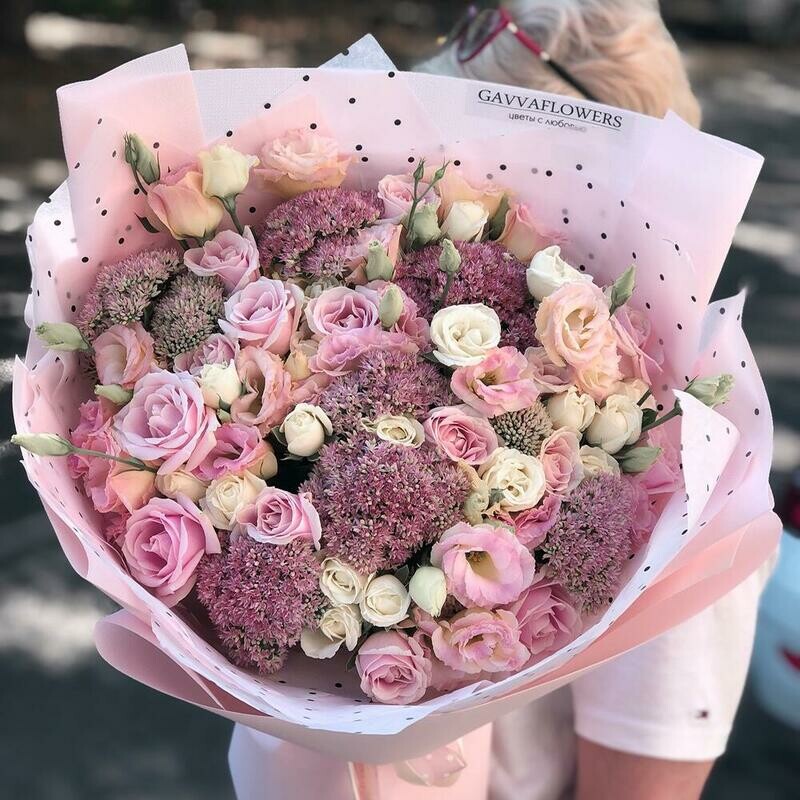 Buket iz eustomi kremovoj, pionovidnoj kust beloj rozi seduma i krupnoj rozi, standart