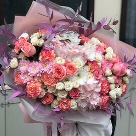 Большой букет из гортензий кустовых и крупных пионовидных роз, хризантемы, нежных диантусов 