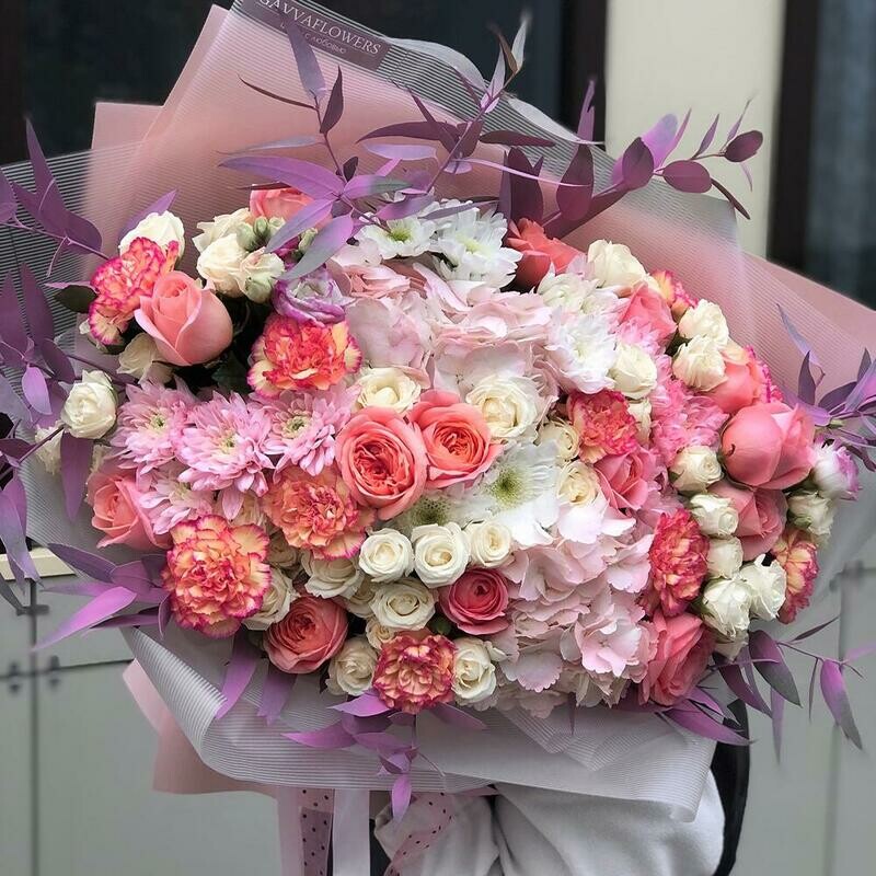 Bol_shoj buket iz gortenzij kustovih i krupnih pionovidnih roz, hrizantemi, nezhnih diantusov, premium