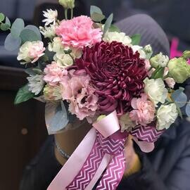 Композция эустома, диантус, бигуди и эвкалипт