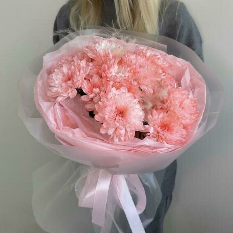 Nezhno rozovaya kustovaya hrizantema, kovil_ i lagurus v nezhnom vozdushnom oformlenii, standart