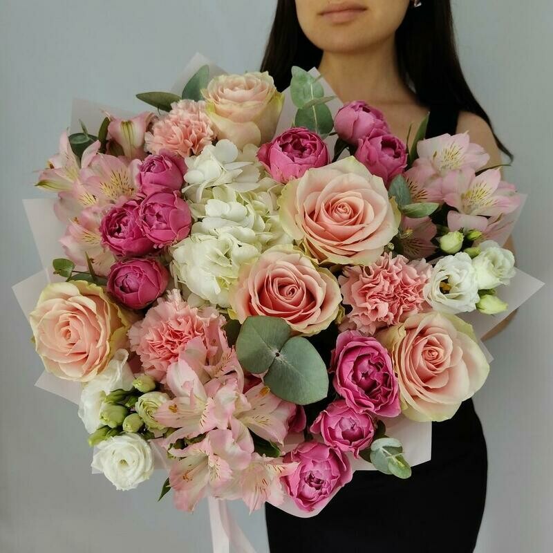 Buket iz roz, kustovih pionovidnih rozochek, gortenzii, al_stromerii, eustomi i gvozdiki, premium