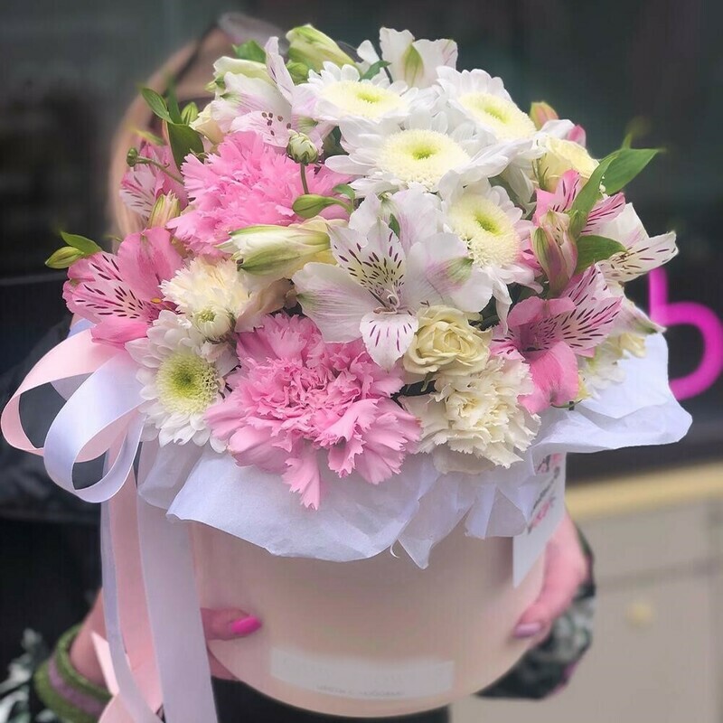 Кустовая роза, хризантема, альстромерия, нежные диантусы в шляпной коробке, стандартный