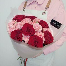 Buket iz krasnih i kustovih korallovih roz