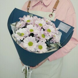 Букет из розовой ромашковой хризантемы