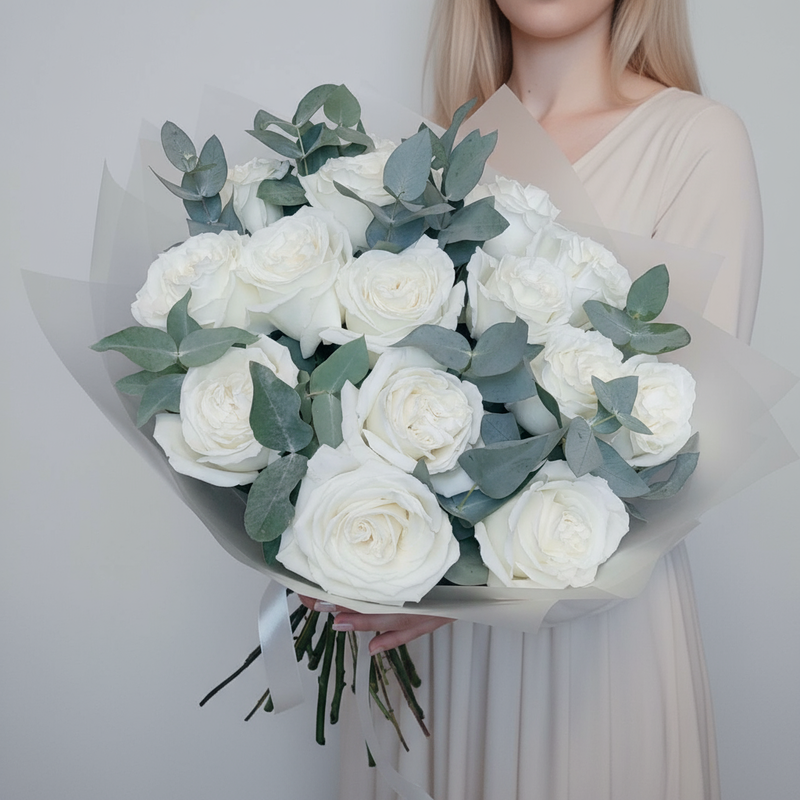 Букет из 15 белых пионовидных роз с эвкалиптом, 15 пионовидных роз с эвкалиптом