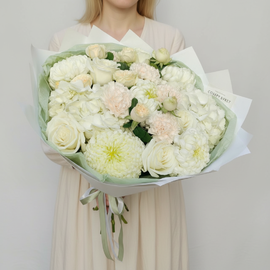 Авторский букет с лимонной хризантемой, белой гортензией и розами