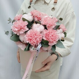 11 розовых гвоздик с хлопком и эвкалиптом в шляпной коробке