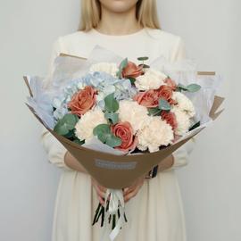 Букет с кофейными розами и голубой гортензией с добавлением эвкалипта