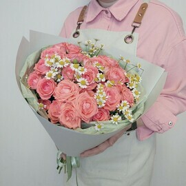 Букет из коралловых кустовых роз и полевой ромашки