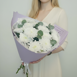 Buket iz beloj kustovoj hrizantemi