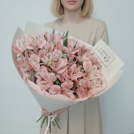 Buket iz 9 rozovih al_stromerij v dizajnerskoj bumage