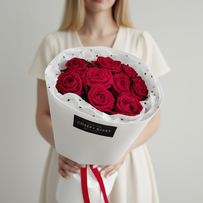 Buket iz 9 krasnih roz v dizajnerskoj upakovke, 9 krasnih roz