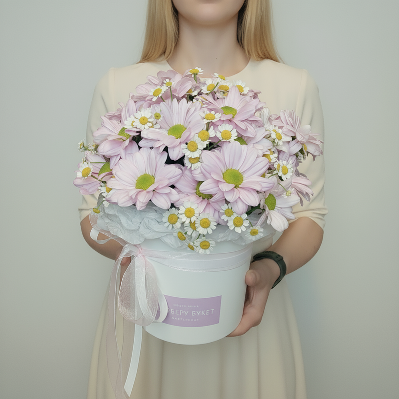 Kompozitciya v korobke iz rozovoj hrizantemi i polevih romashek, standart