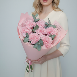 Букет из 7 розовых гвоздик с эвкалиптом